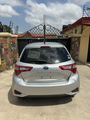 Toyota Vitz 1.5 FWD Hybrid 5dr 2017 Silver