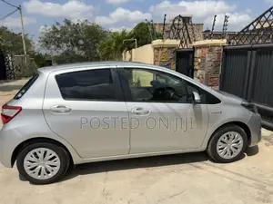 Toyota Vitz 1.5 FWD Hybrid 5dr 2017 Silver