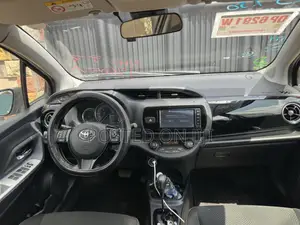 Toyota Vitz 1.5 FWD Hybrid 5dr 2017 Silver