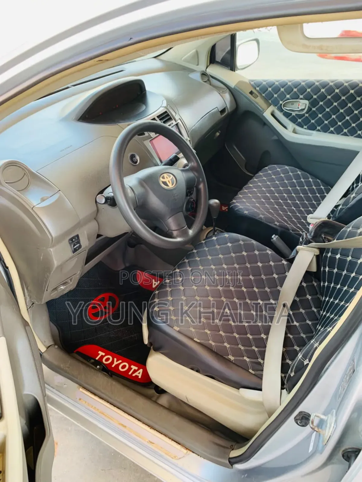 Toyota Vitz 2010 Silver
