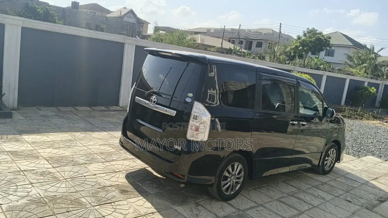 Toyota Voxy X L Edition 2WD 8-Seater 2013 Black