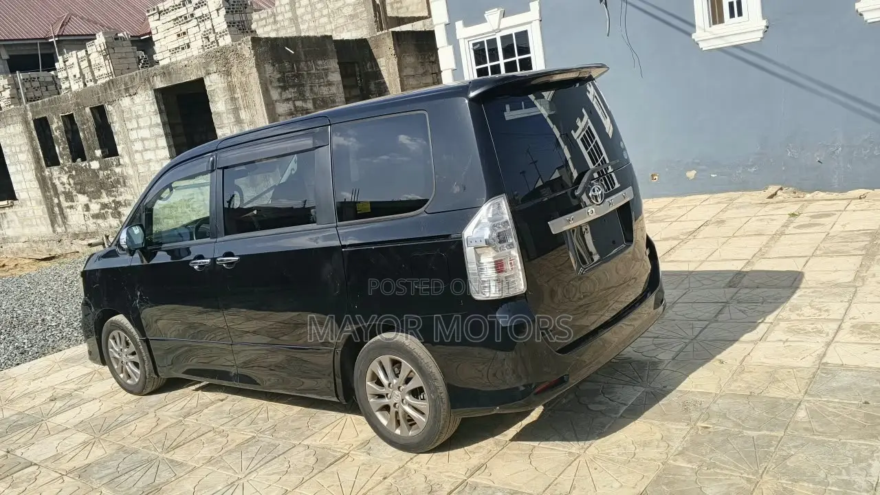 Toyota Voxy X L Edition 2WD 8-Seater 2013 Black