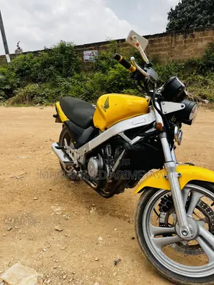 Honda CB 2010 Yellow