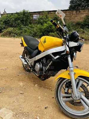 Honda CB 2010 Yellow