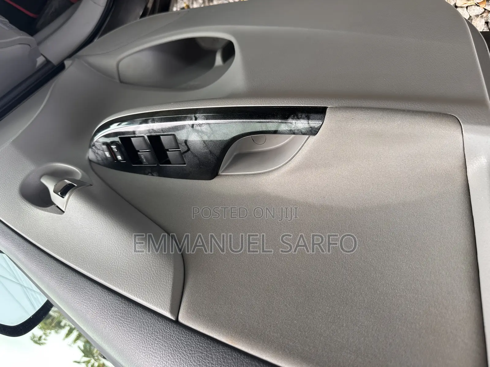 Toyota Corolla L 4dr Sedan (1.8L 4cyl 5M) 2012 Gray