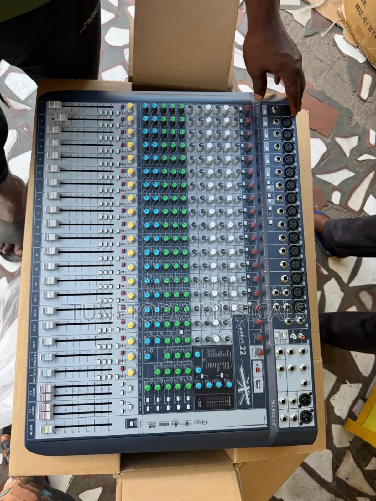 Soundcraft Signature 22 22-Input Small-Format Analog Mixer