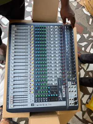 Soundcraft Signature 22 22-Input Small-Format Analog Mixer