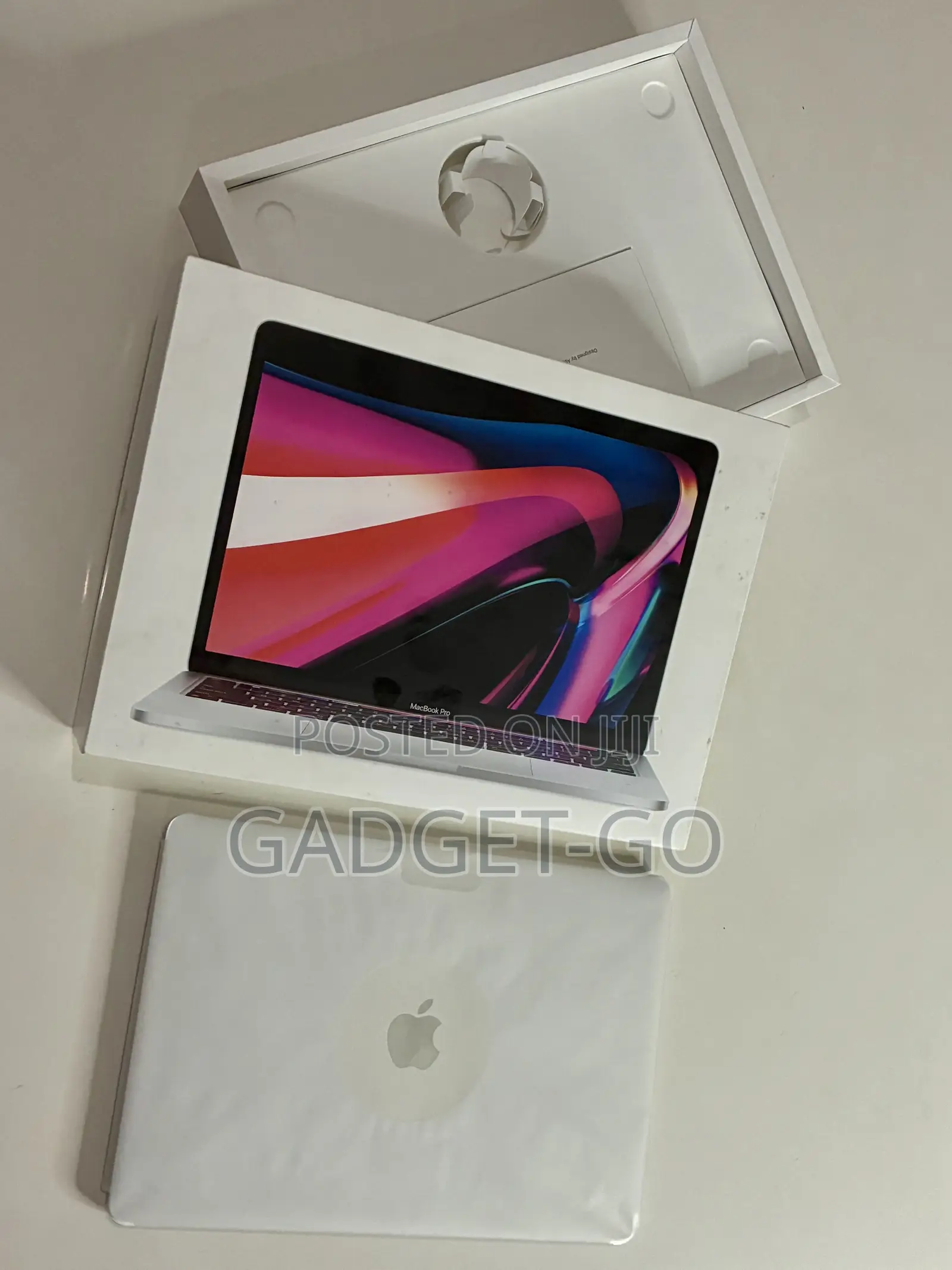 Laptop Apple MacBook Pro 2022 M2 8GB Apple M2 SSD 256GB