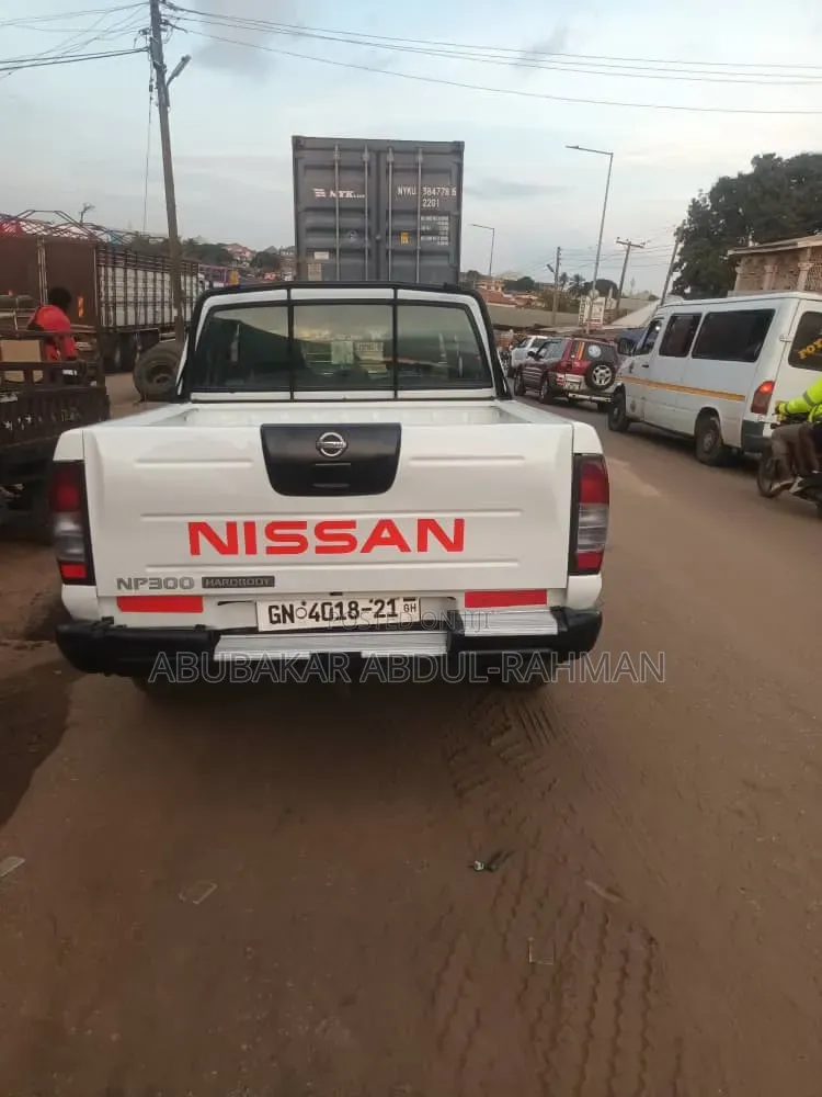 Nissan Hardbody 2021 White