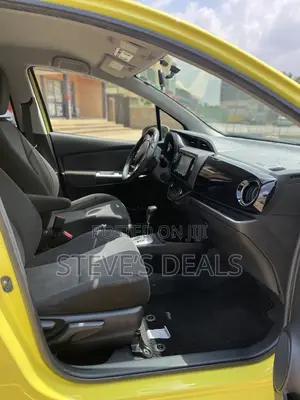 Toyota Vitz 1.3 FWD 5dr 2015 Yellow
