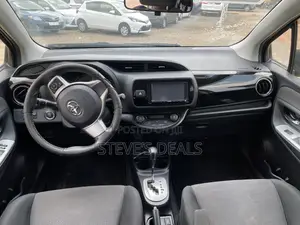 Toyota Vitz 1.3 FWD 5dr 2015 Yellow