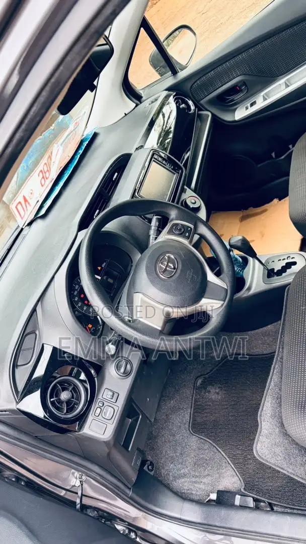 Toyota Vitz 1.3 FWD 5dr 2015 Black