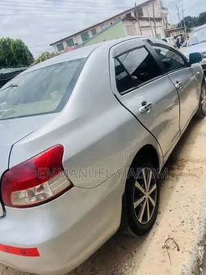 Toyota Belta 2010 Silver