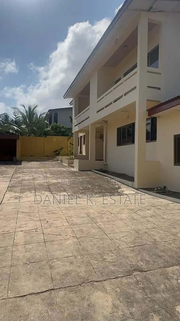 8bdrm Apartment in Ashomang Estate for rent