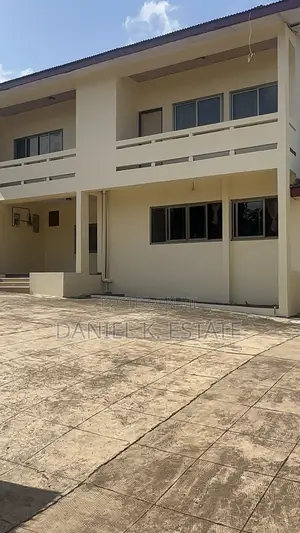 8bdrm Apartment in Ashomang Estate for rent