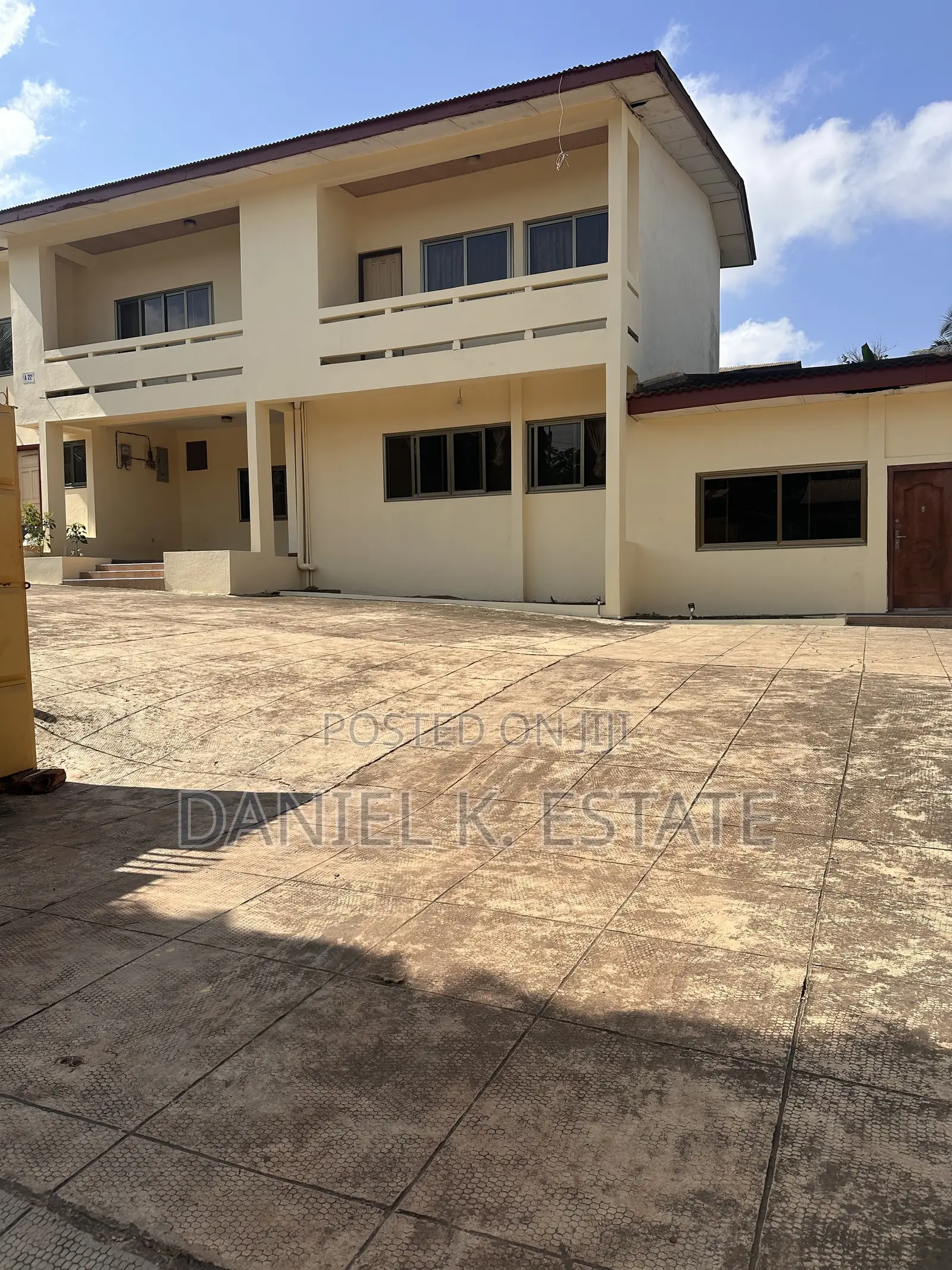 8bdrm Apartment in Ashomang Estate for rent