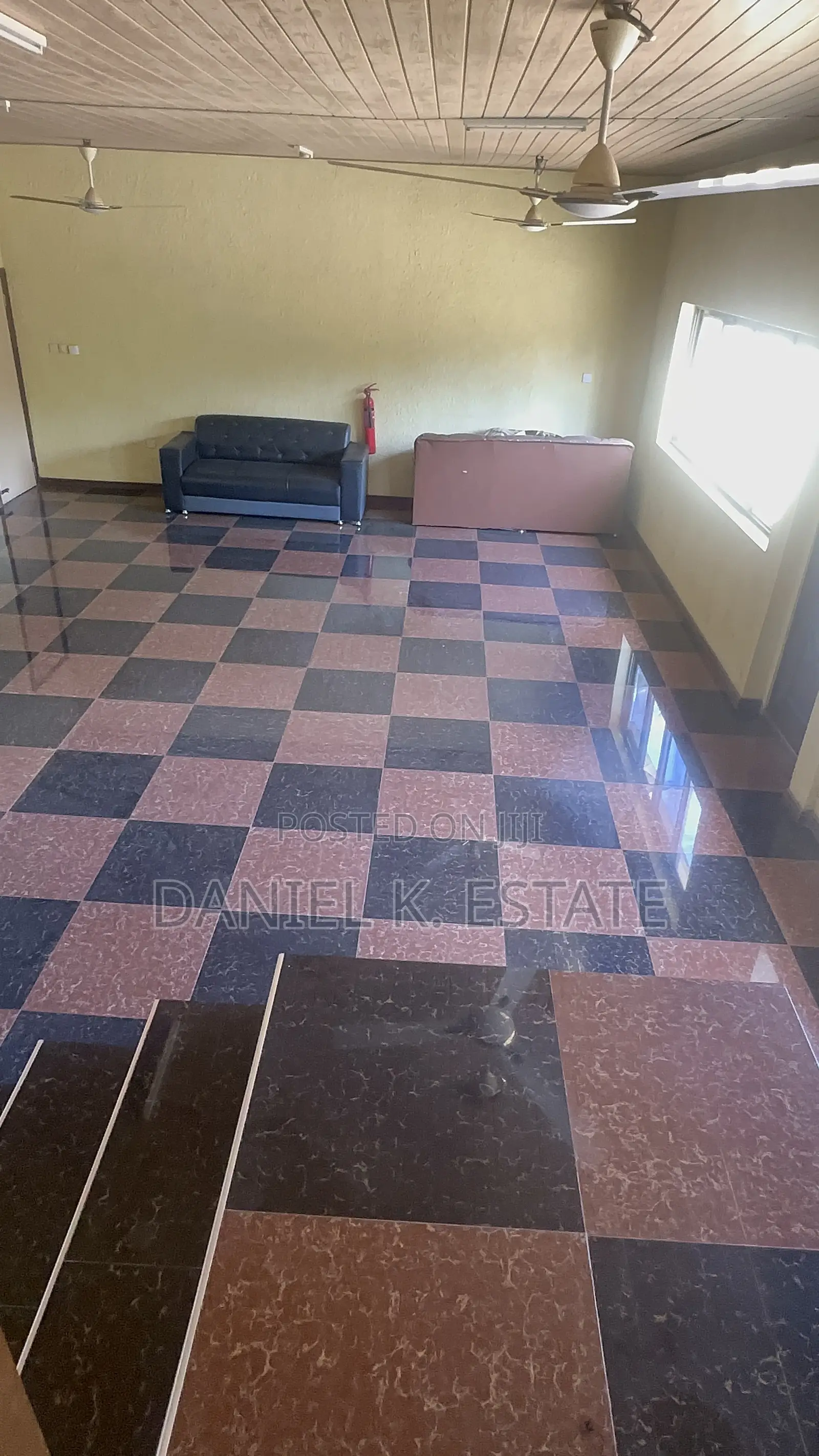 8bdrm Apartment in Ashomang Estate for rent