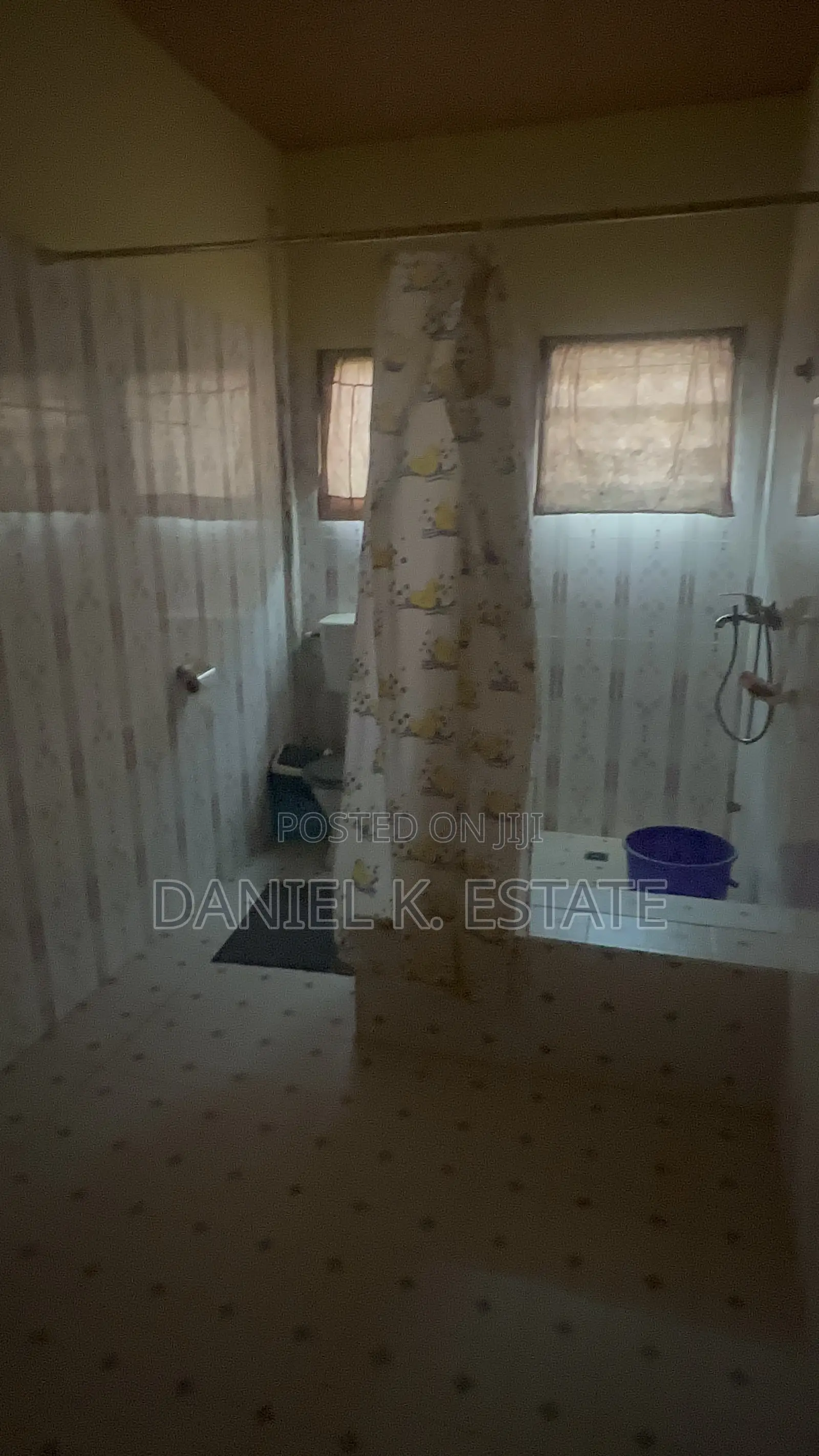 8bdrm Apartment in Ashomang Estate for rent
