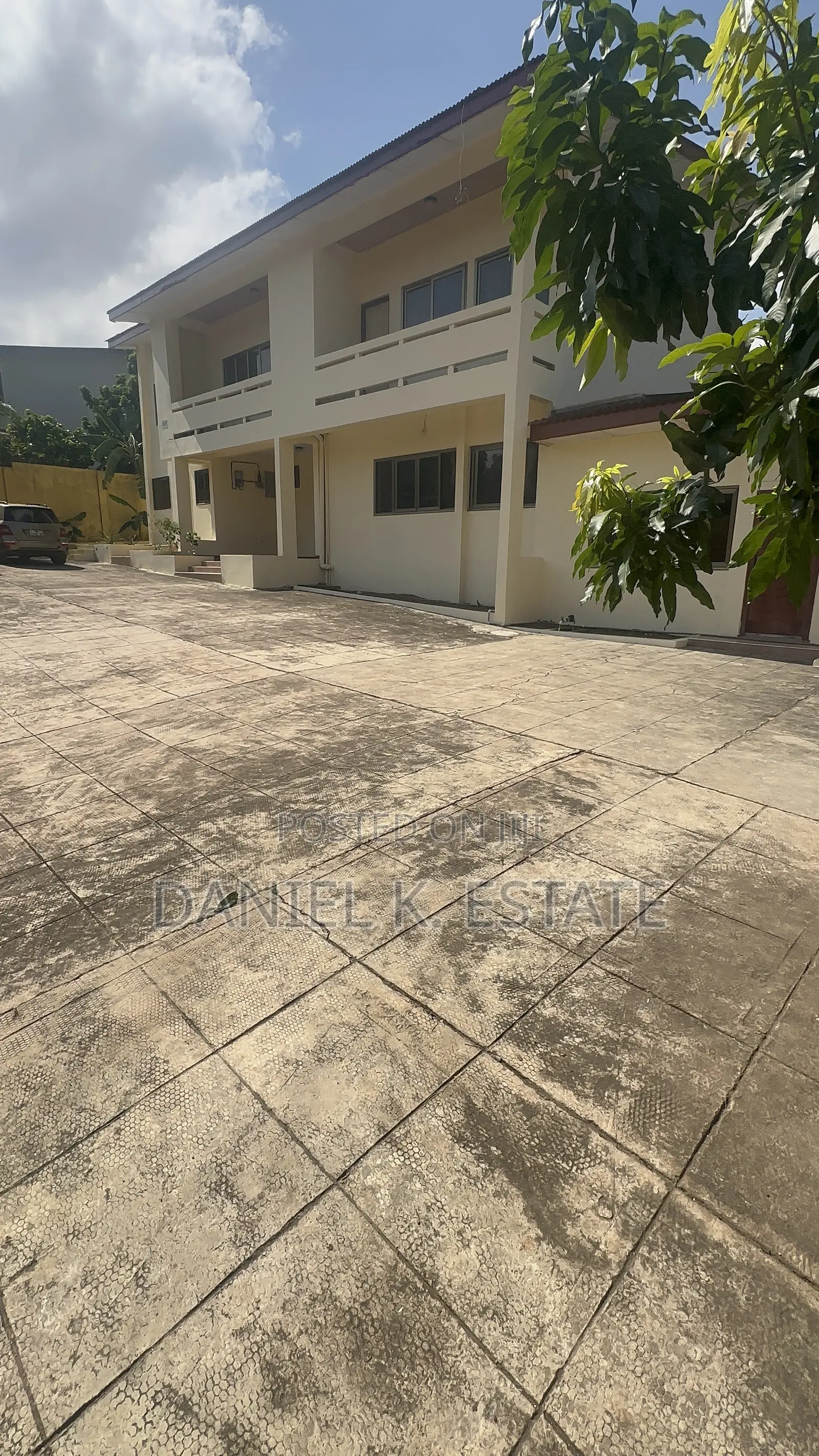 8bdrm Apartment in Ashomang Estate for rent