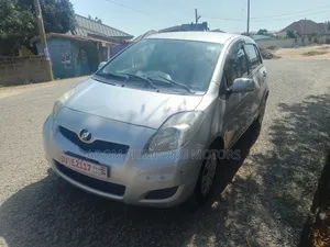 Toyota Vitz 2010 Silver