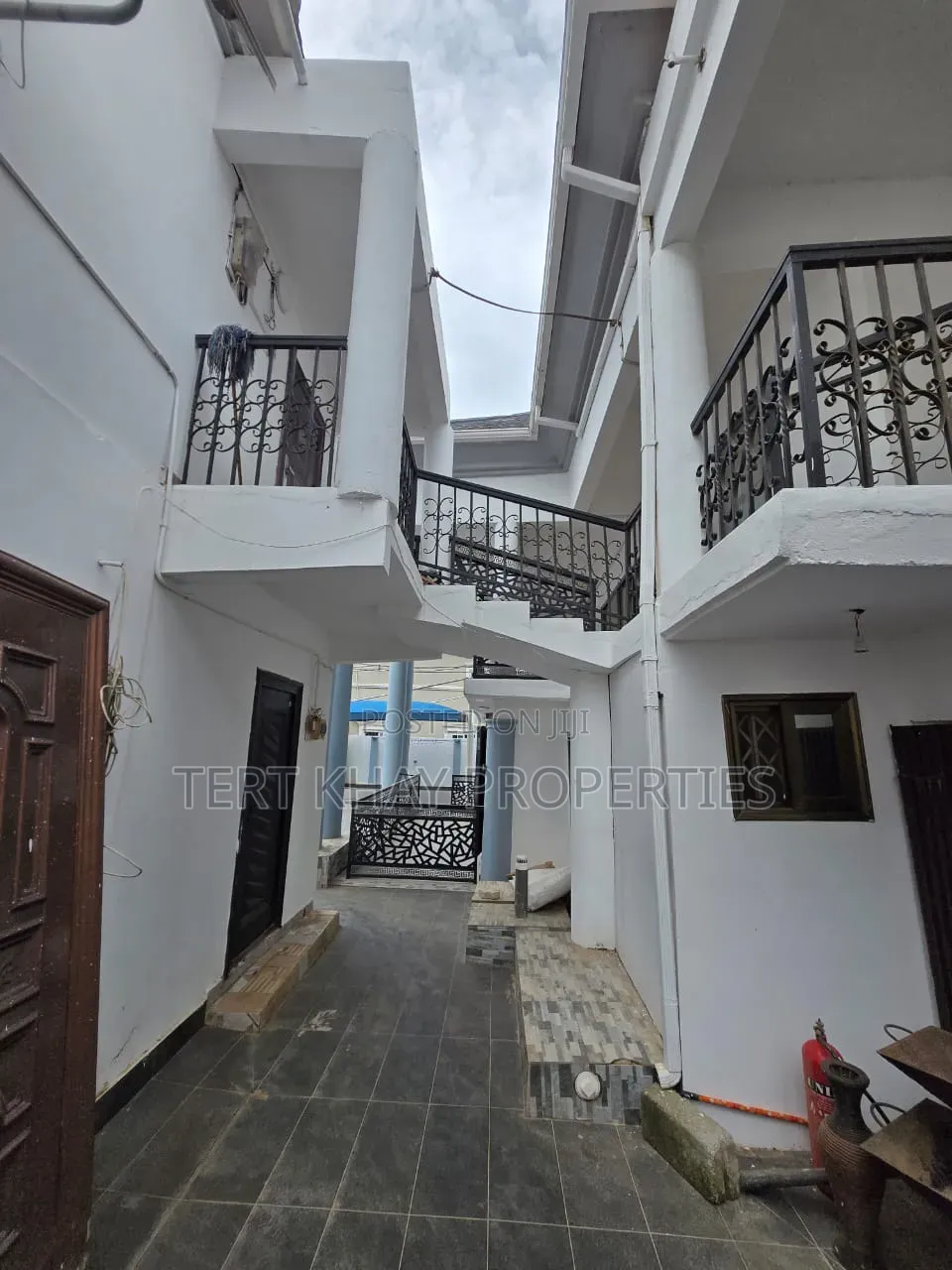 9bdrm Mansion in Dansoman, Round About for sale