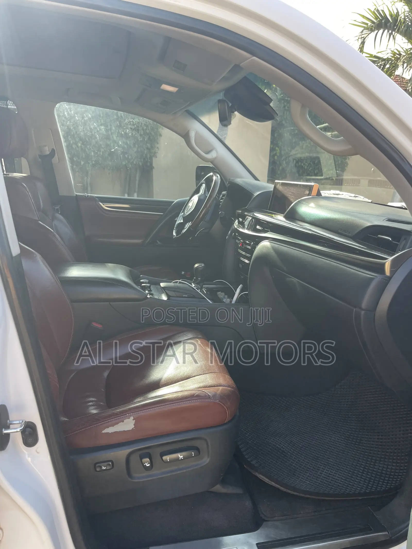 Lexus LX 570 AWD 2017 White