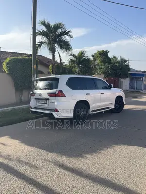 Lexus LX 570 AWD 2017 White