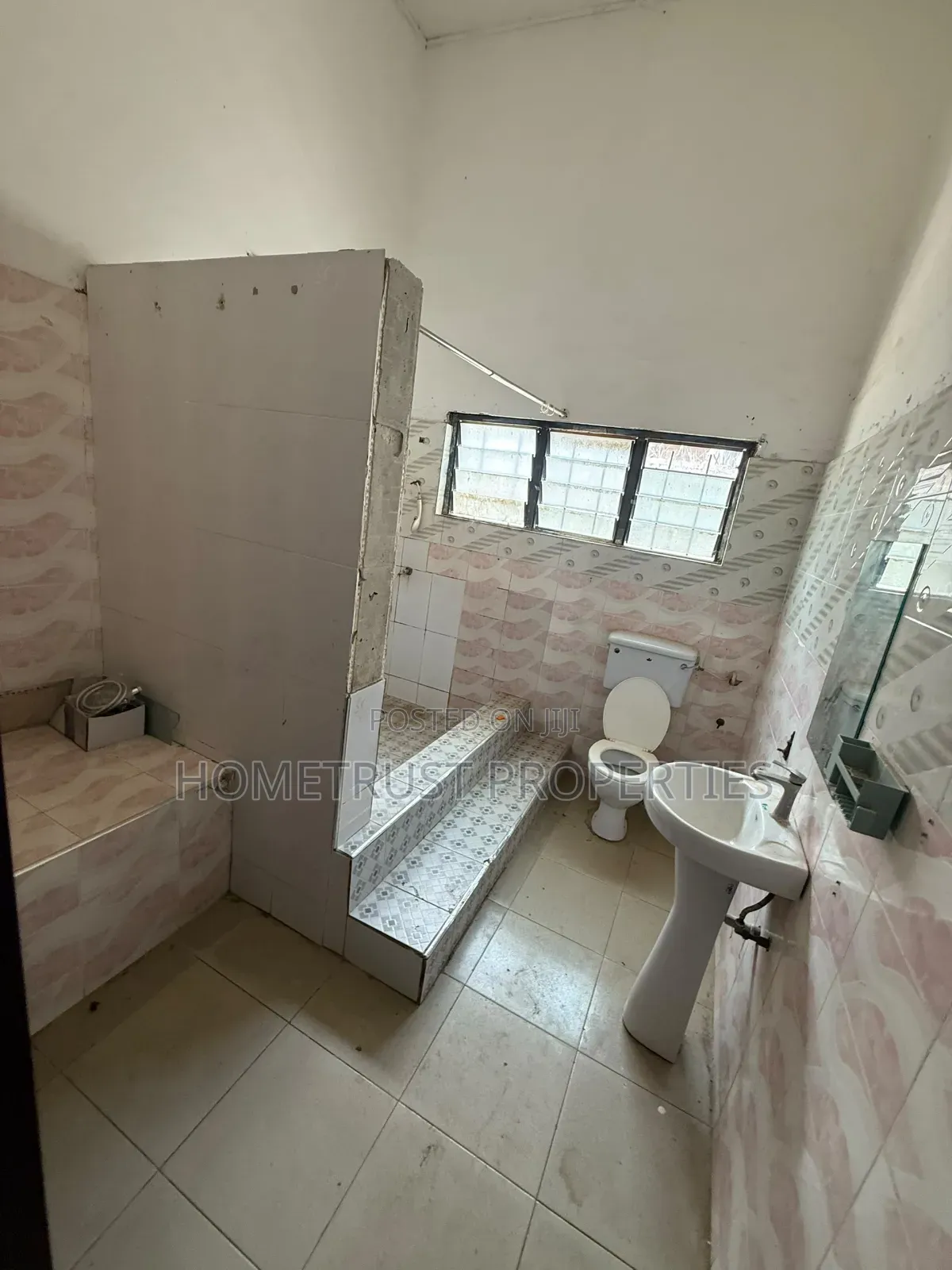 4bdrm House in Lapaz Racecourse, Nyanmekye for sale