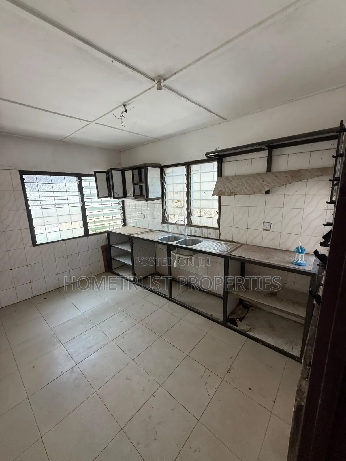 4bdrm House in Lapaz Racecourse, Nyanmekye for sale