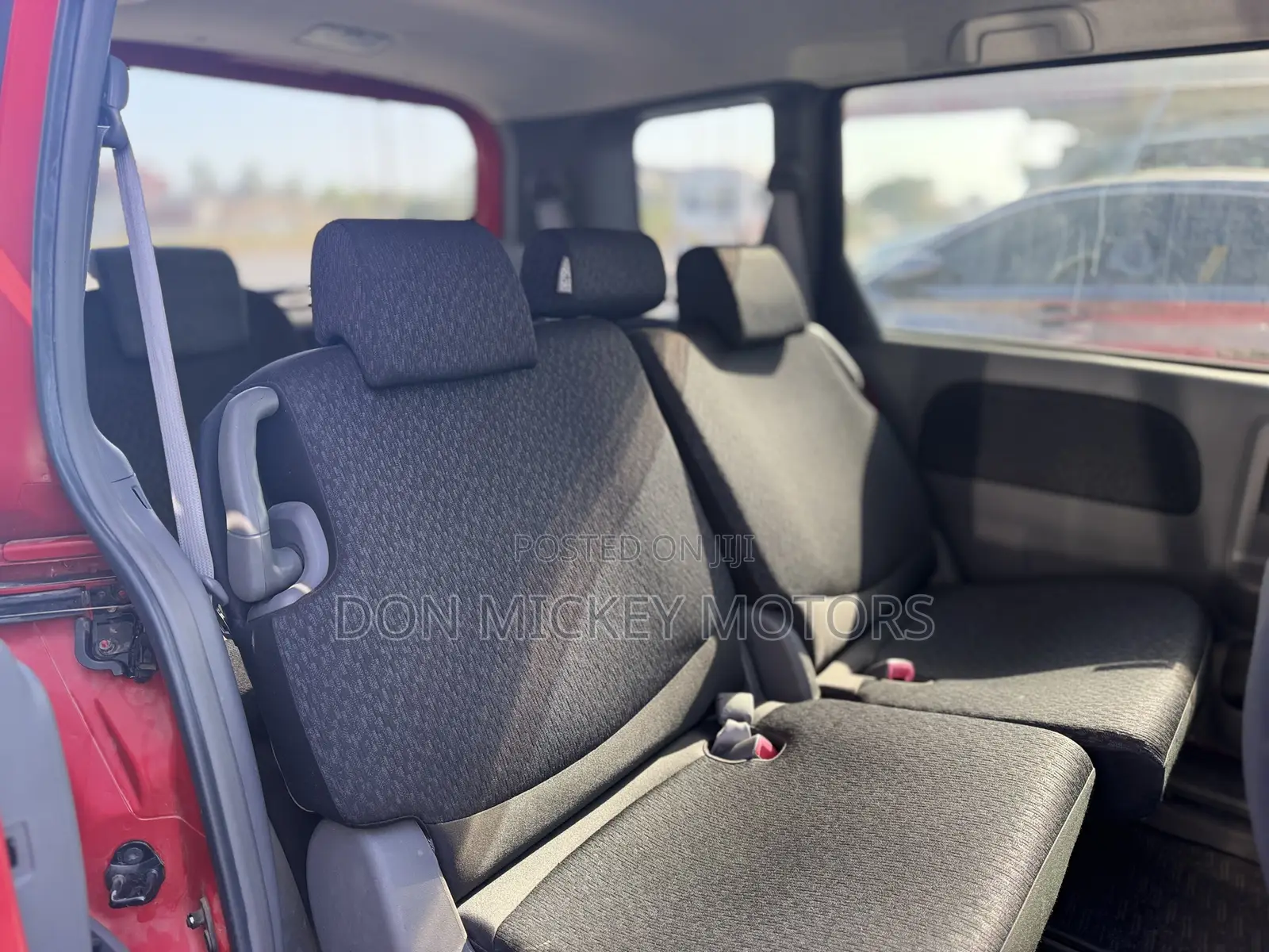 Toyota Sienta 1.5 FWD 2013 Red