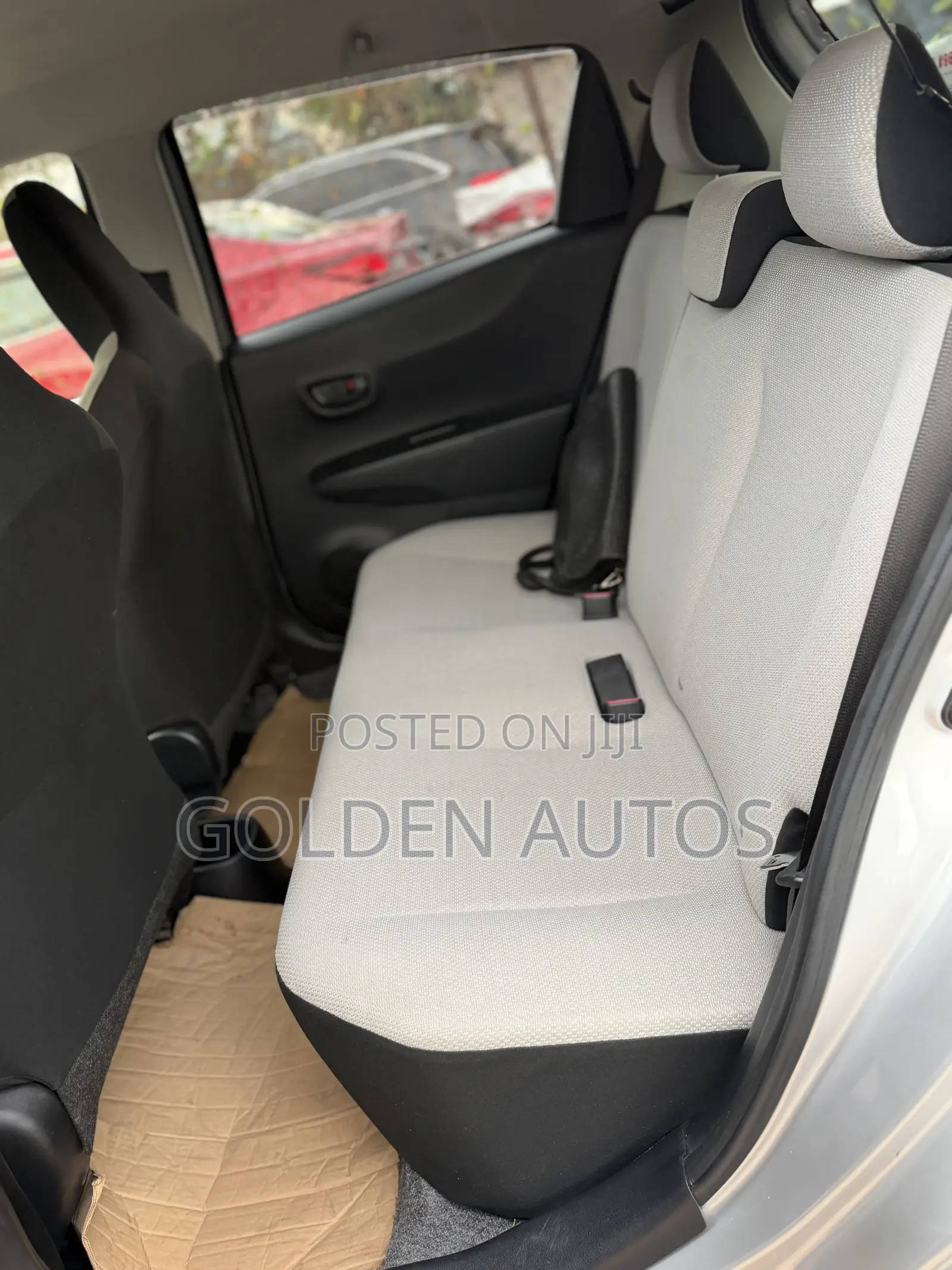Toyota Vitz 1.3 FWD 5dr 2012 Silver