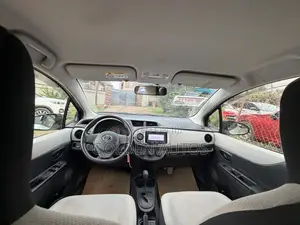 Toyota Vitz 1.3 FWD 5dr 2012 Silver