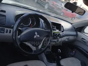 Mitsubishi L200 2011 White