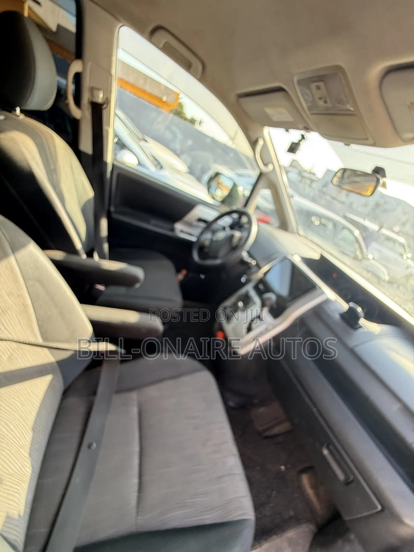 Toyota Noah 2.0 143hp AWD (7 Seater) 2013 Black