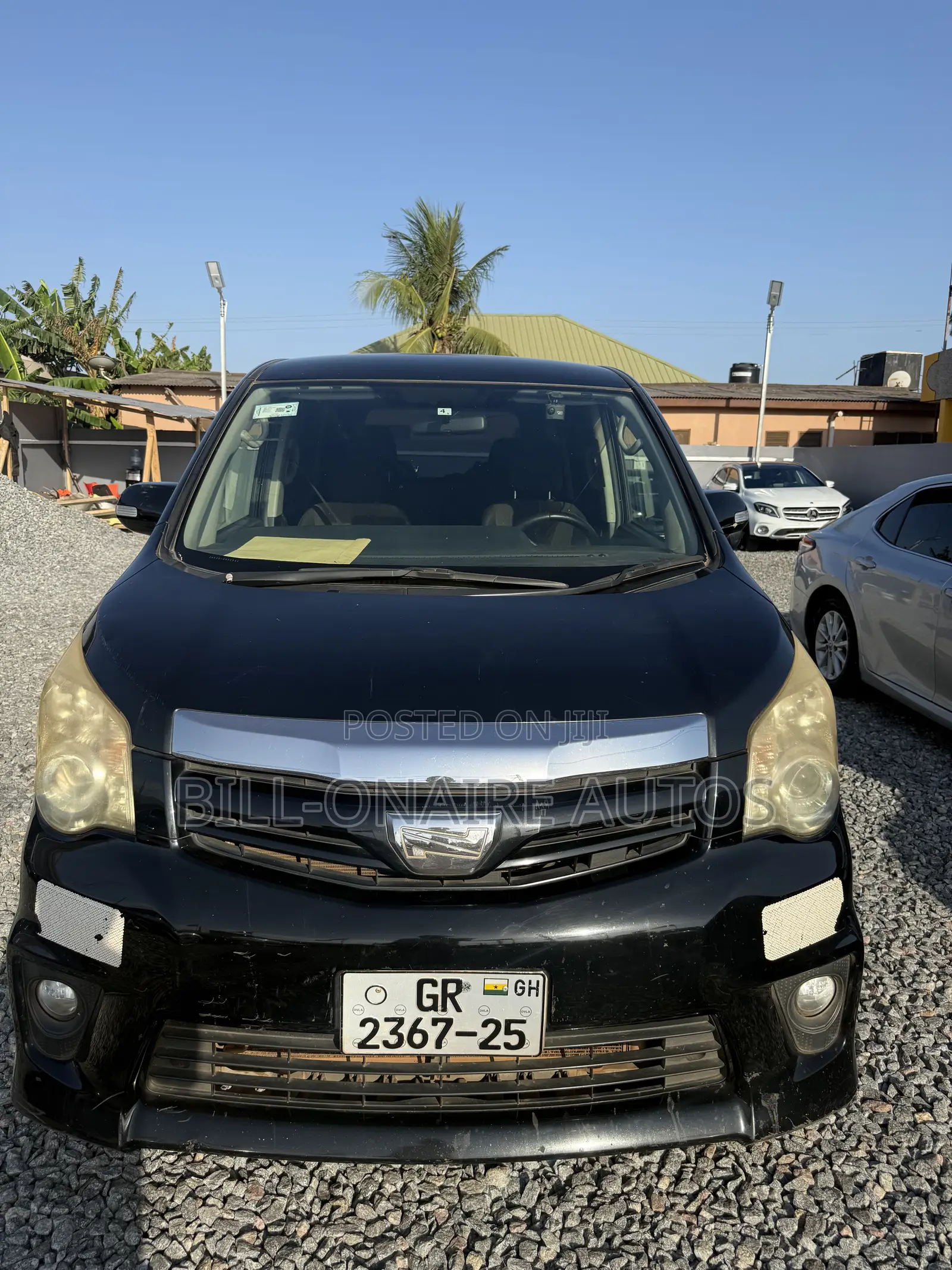 Toyota Noah 2.0 143hp AWD (7 Seater) 2013 Black