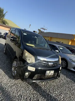 Toyota Noah 2.0 143hp AWD (7 Seater) 2013 Black