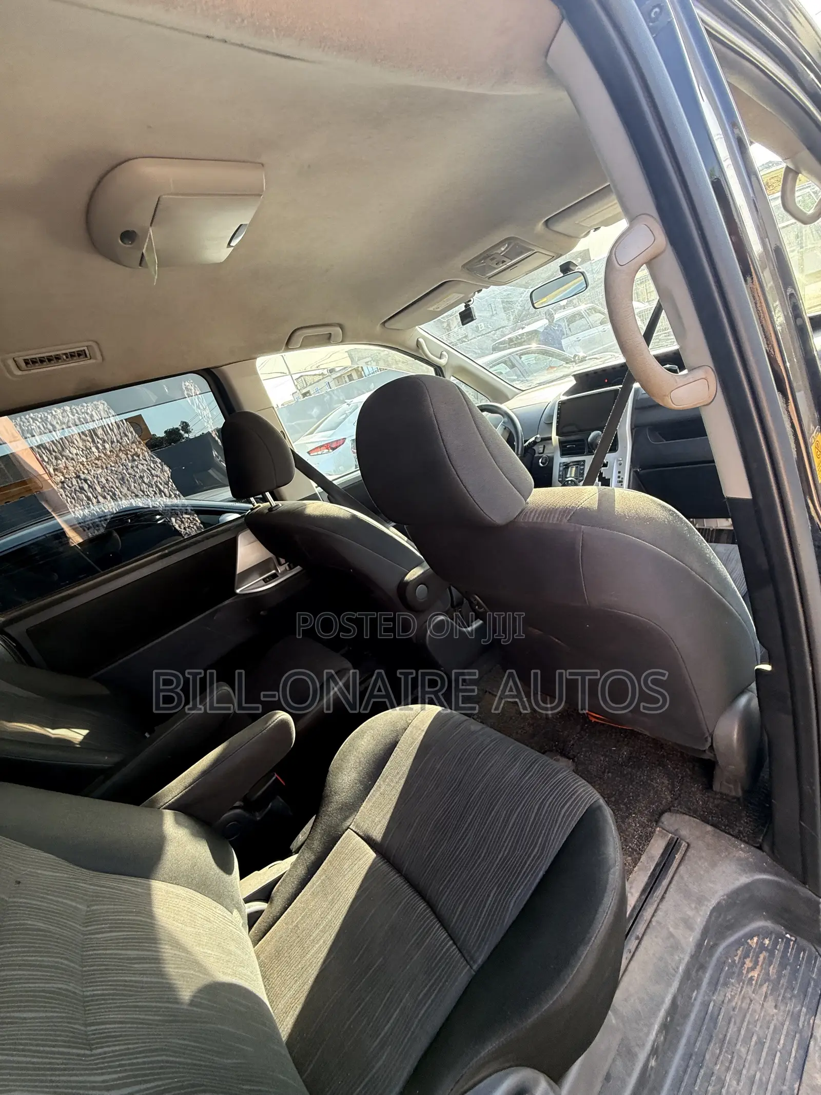Toyota Noah 2.0 143hp AWD (7 Seater) 2013 Black