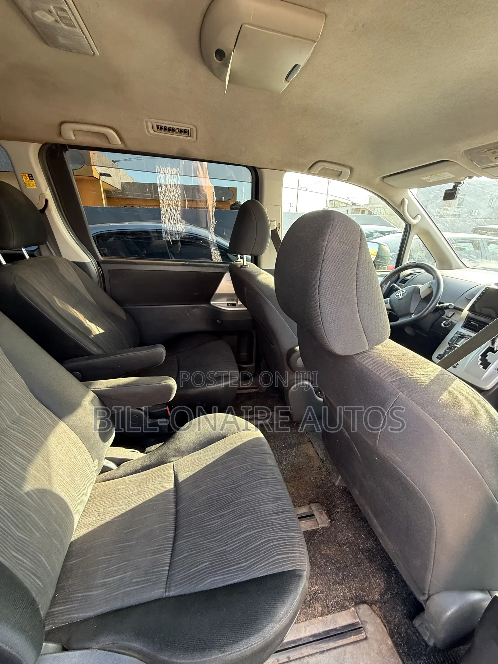 Toyota Noah 2.0 143hp AWD (7 Seater) 2013 Black