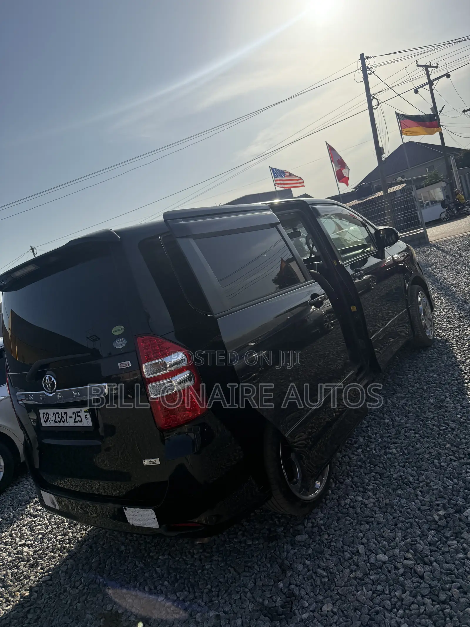 Toyota Noah 2.0 143hp AWD (7 Seater) 2013 Black