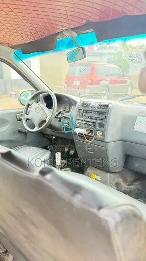 Toyota HiAce 2000 Green