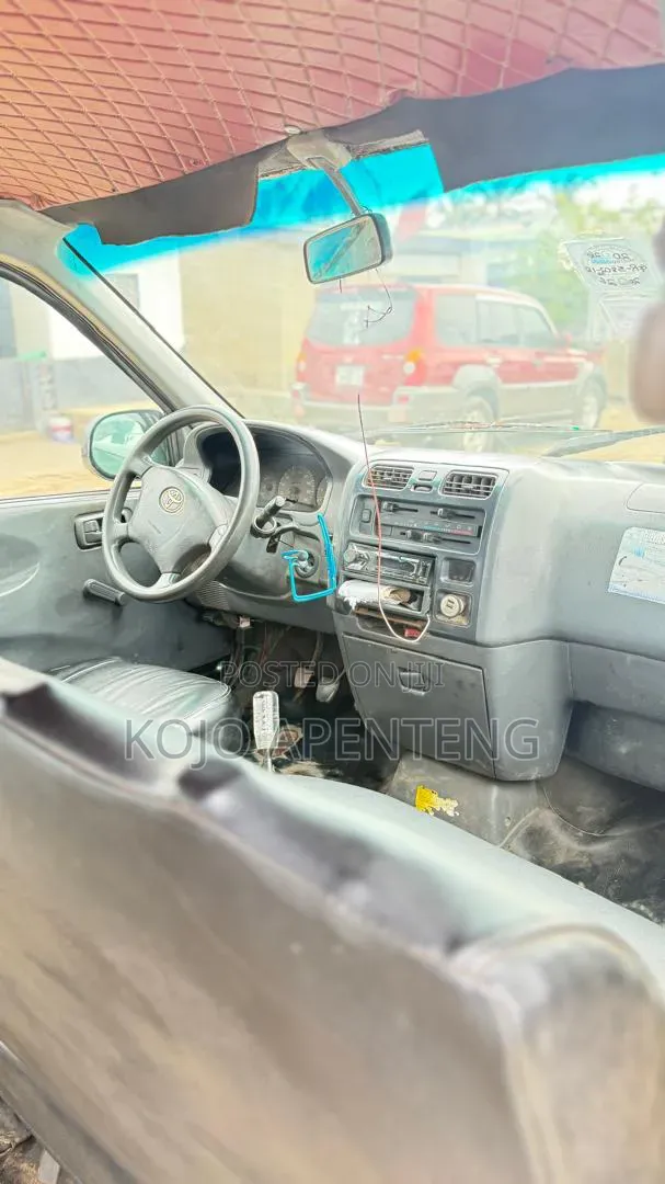 Toyota HiAce 2000 Green