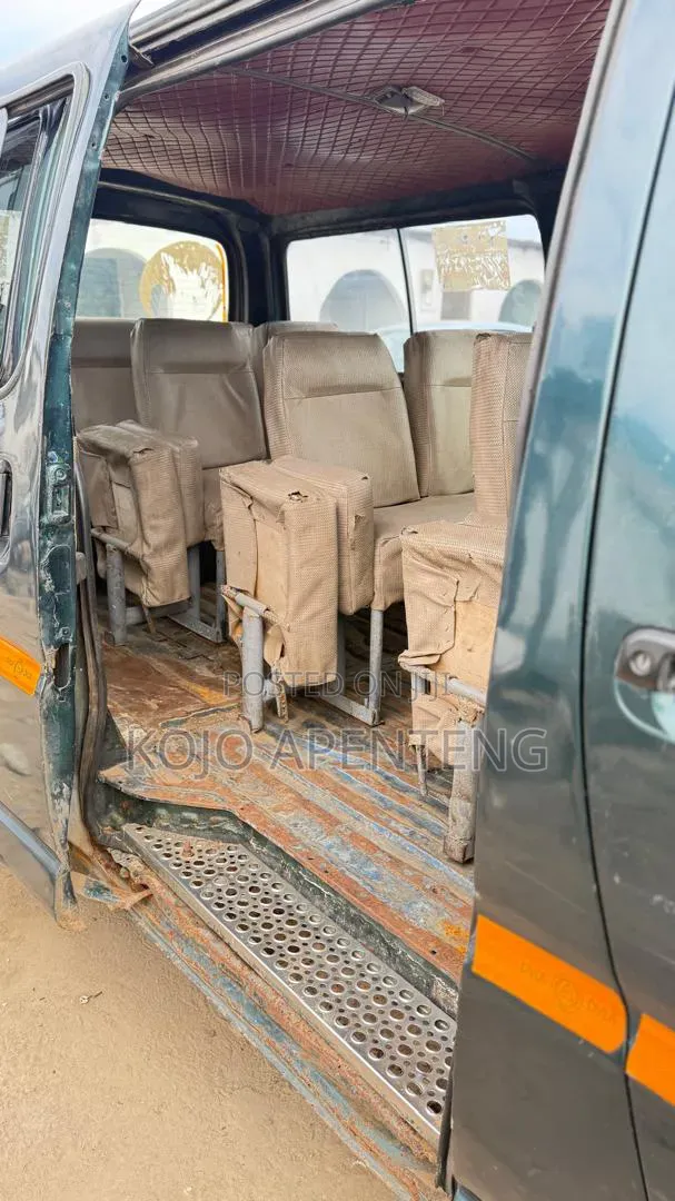Toyota HiAce 2000 Green