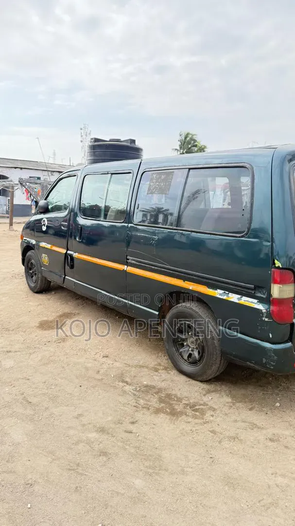 Toyota HiAce 2000 Green