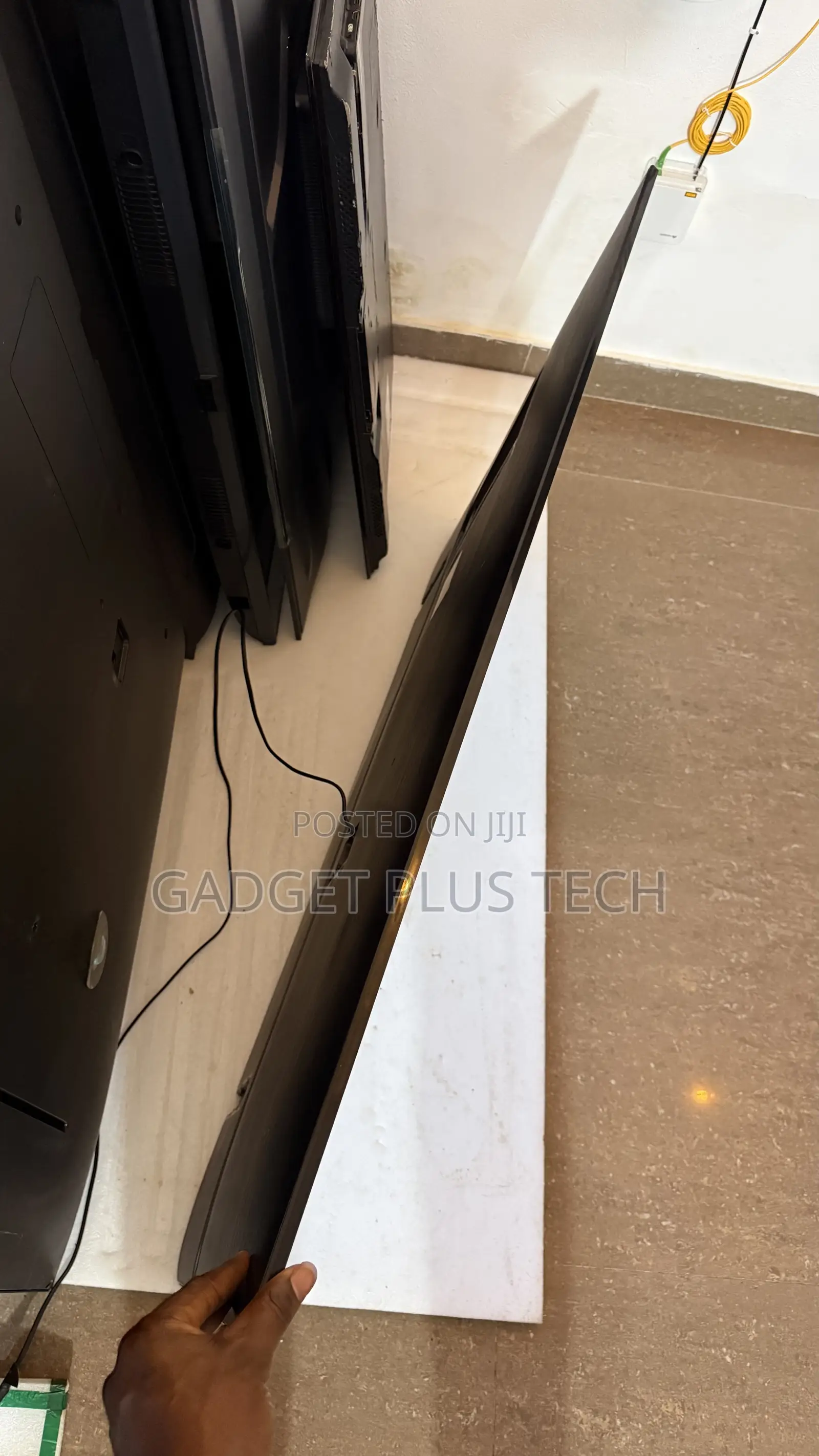 2023 50” Samsung QLED 4k Smart TV (Faint Single Line in the Screen)