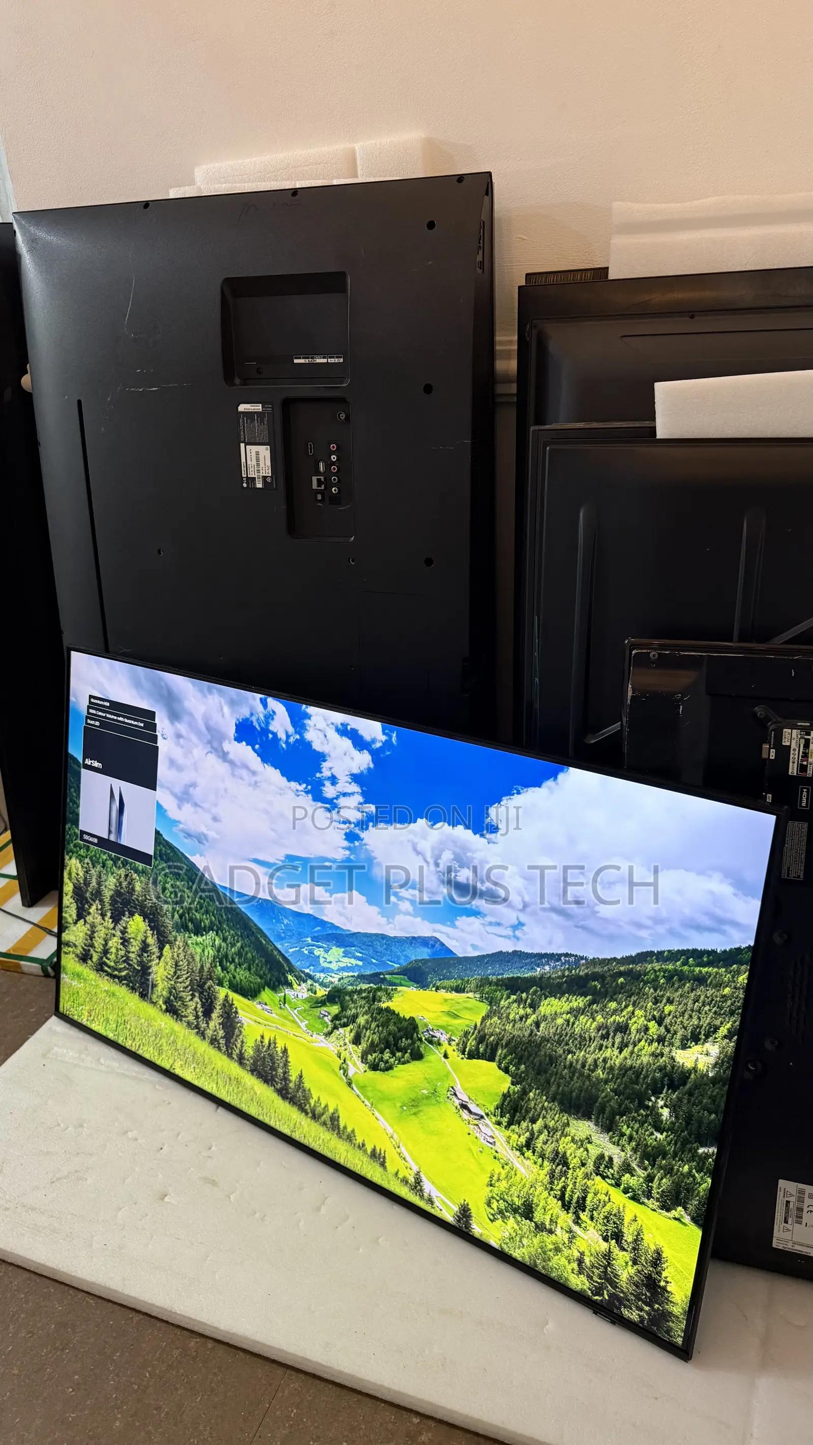 2023 50” Samsung QLED 4k Smart TV (Faint Single Line in the Screen)