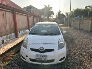Toyota Yaris Base Hatchback 5dr 2010 White