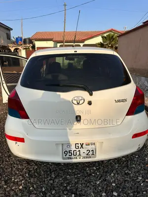 Toyota Yaris Base Hatchback 5dr 2010 White