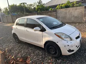 Toyota Yaris Base Hatchback 5dr 2010 White