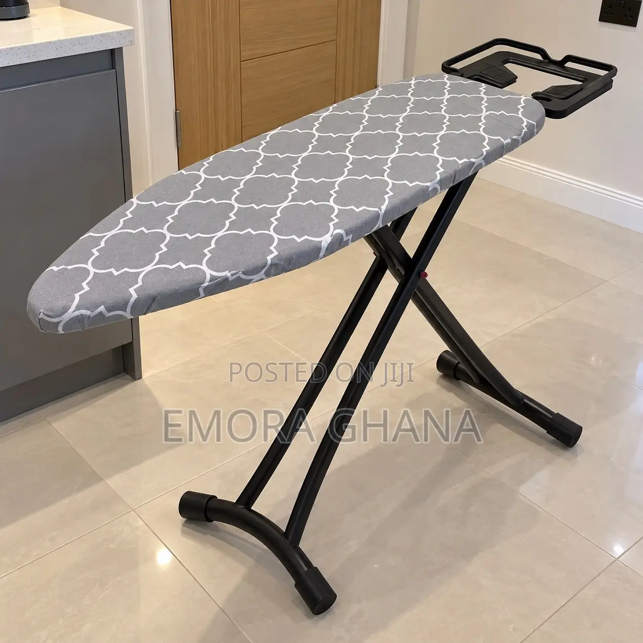 Strong Adjustable Ironing Board With Iron Rest