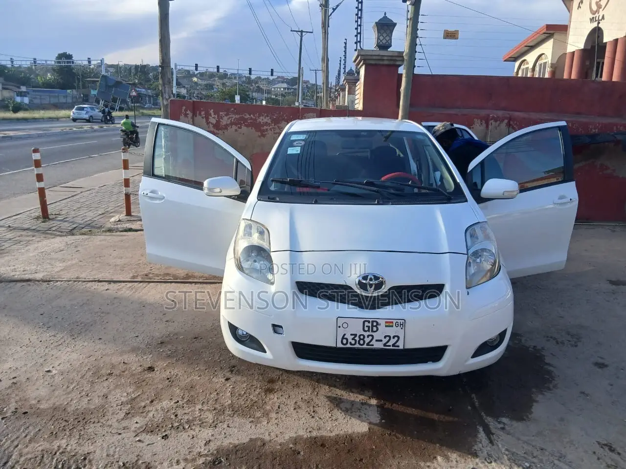 Toyota Vitz 2012 White